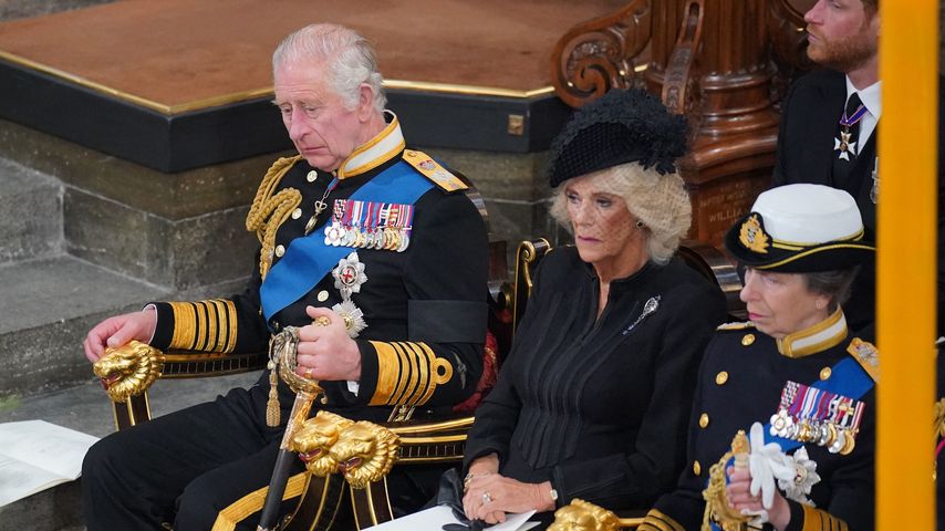 König Charles III., Queen Consort Camilla und Prinzessin Anne bei der Beerdigung der Queen