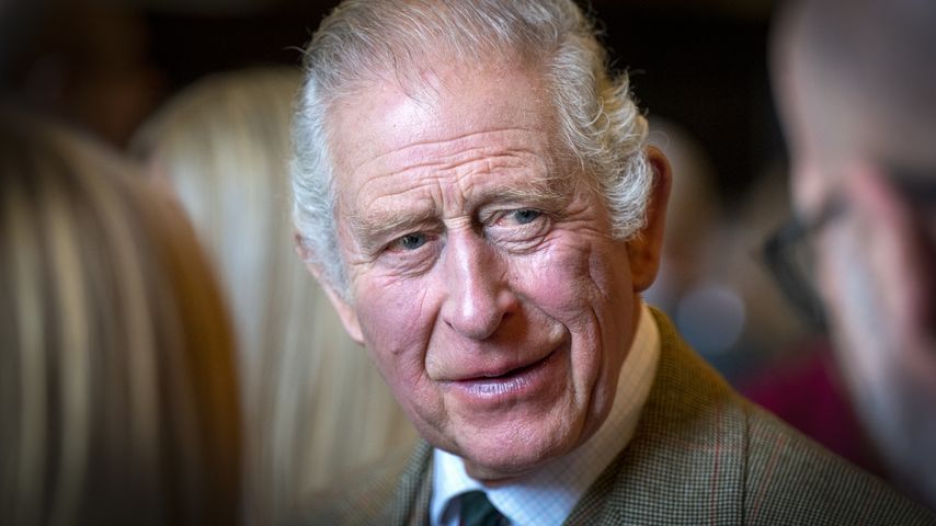 König Charles' Wachsfigur wurde mit zwei Torten beschmissen!