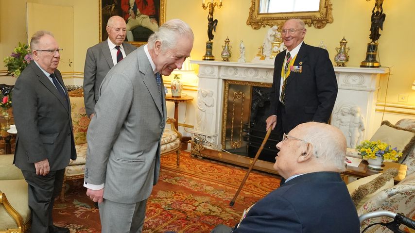 König Charles III. bei einem Treffen mit Kriegsveteranen 2024