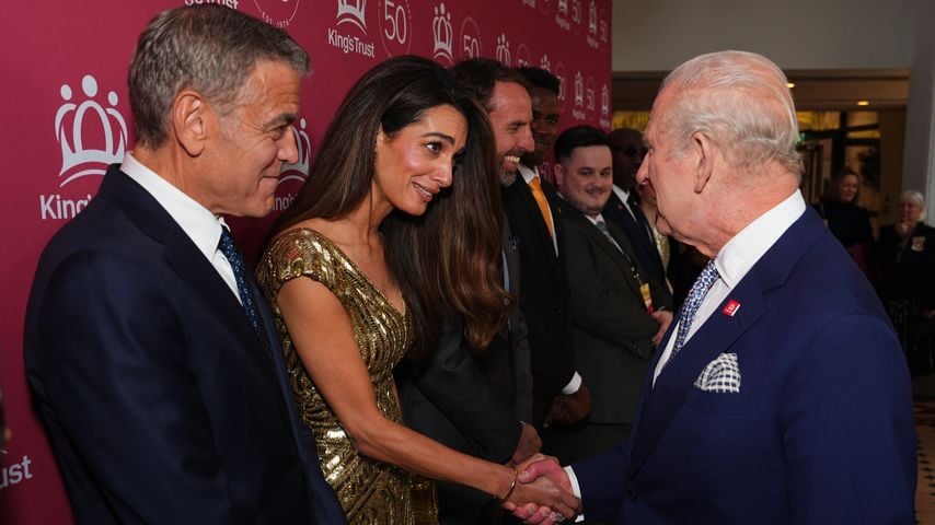 Bei der Jubiläumsfeier von "The King’s Trust": König Charles III, Amal und George Clooney