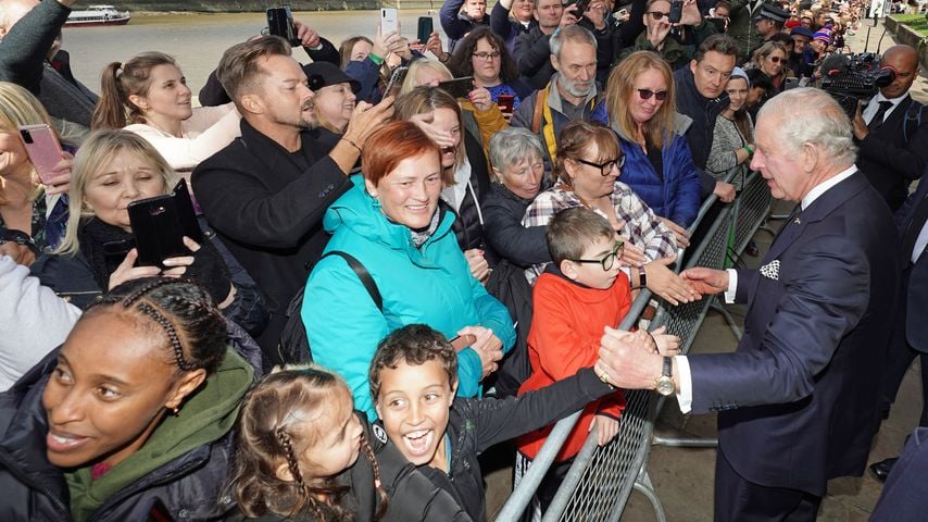 König Charles III. mit den Royal-Fans in London, September 2022