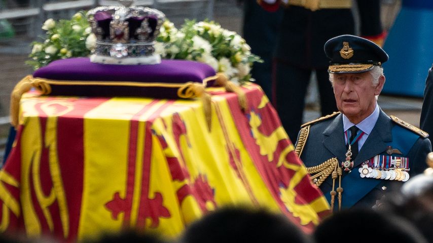 König Charles III. während Queen Elizabeths Trauerzug