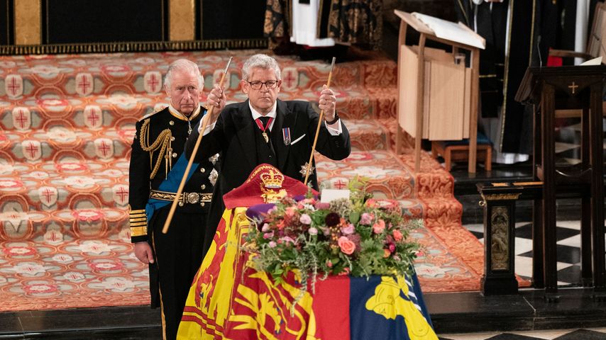 König Charles III. und der Lord Chamberlain mit dem zerbrochenen Amtsstab