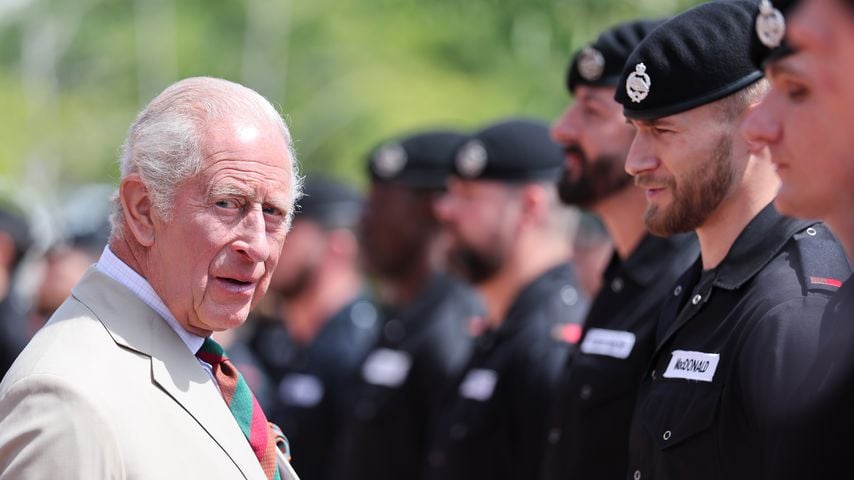 König Charles III. trifft Soldaten des Royal Tank Regiment beim Families’ Day im Tank Museum in Bovington, Dorset