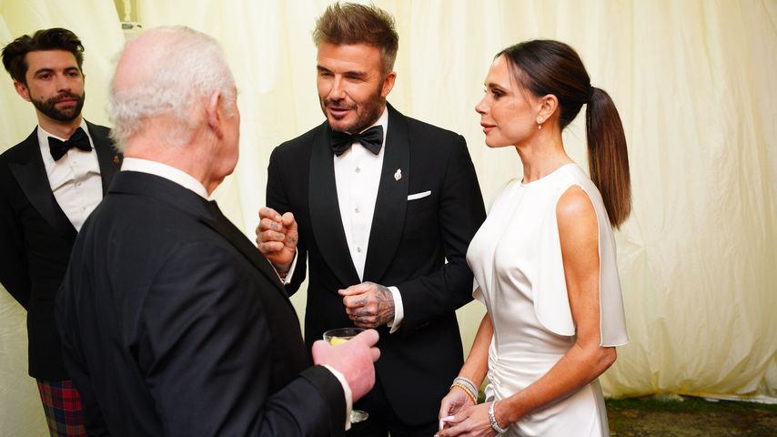 König Charles III. spricht mit David und Victoria Beckham bei einer königlichen Veranstaltung
