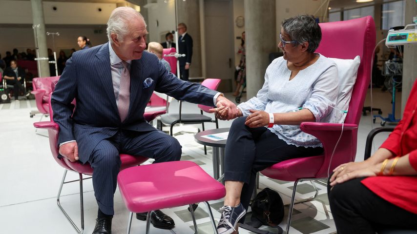 König Charles III. und eine Patientin im im Macmillan Cancer Centre in London, April 2024