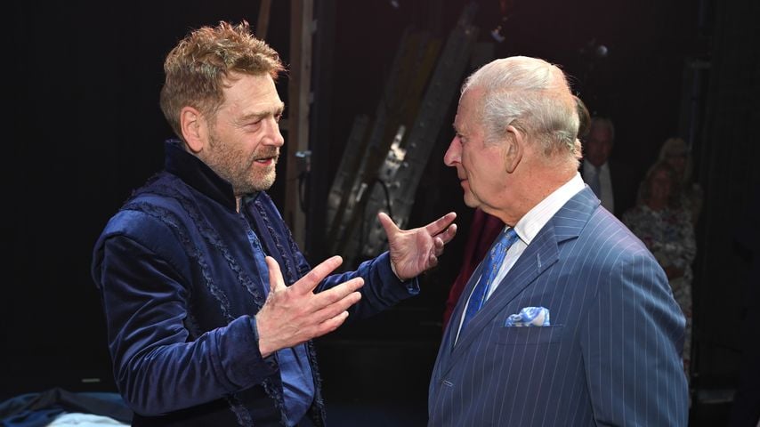König Charles III. im Gespräch mit Sir Kenneth Branagh nach der RSC-Aufführung von "The Tempest" in Stratford-upon-Avon