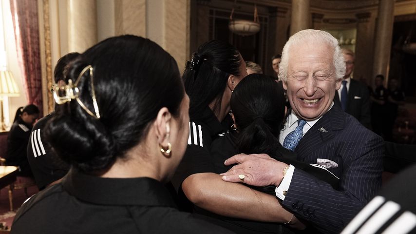 König Charles III. und eine neuseeländische Rugby-Spielerin