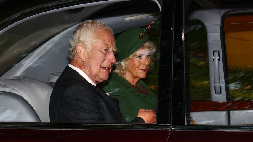 König Charles und Königin Camilla auf dem Weg zum Gottesdienst in Crathie Kirk