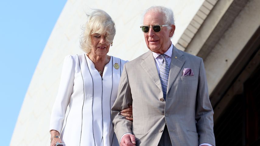 Königin Camilla sucht Halt bei König Charles III., Sydney 2024