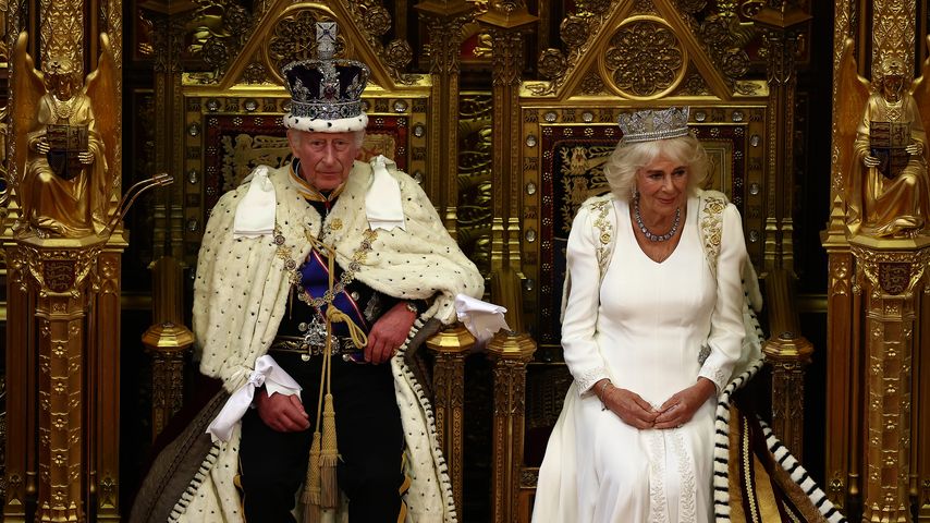 König Charles und Camilla strahlen bei Parlamenteröffnung!