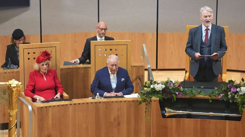 König Charles III. und Königin Camilla hören Huw Irranca Davies bei der Eröffnung des Senedd zu