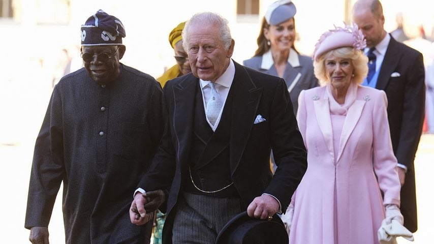 König Charles und der nigerianische Präsident Hand in Hand