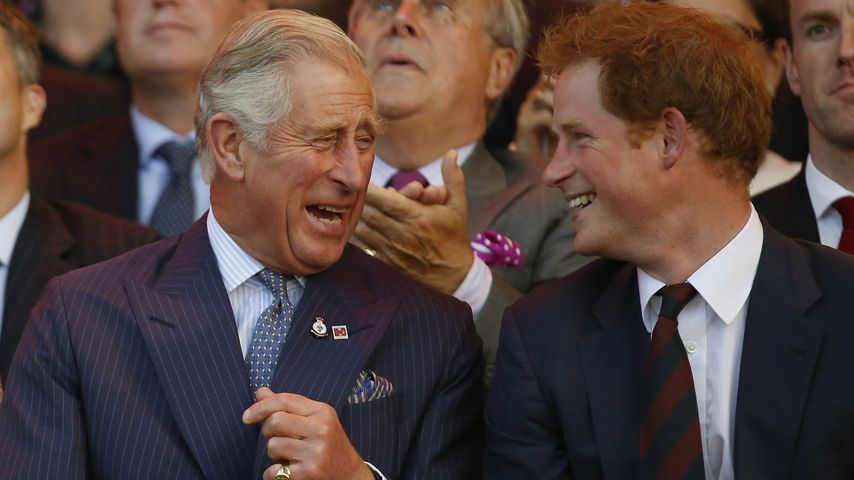 Charles nicht sein Vater? Harry spricht absurdes Gerücht an