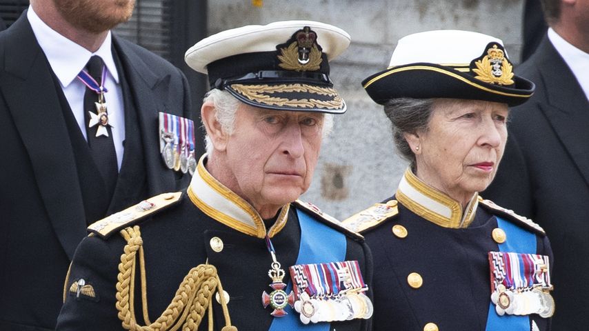 König Charles III. und Prinzessin Anne während des Trauerzugs der Queen