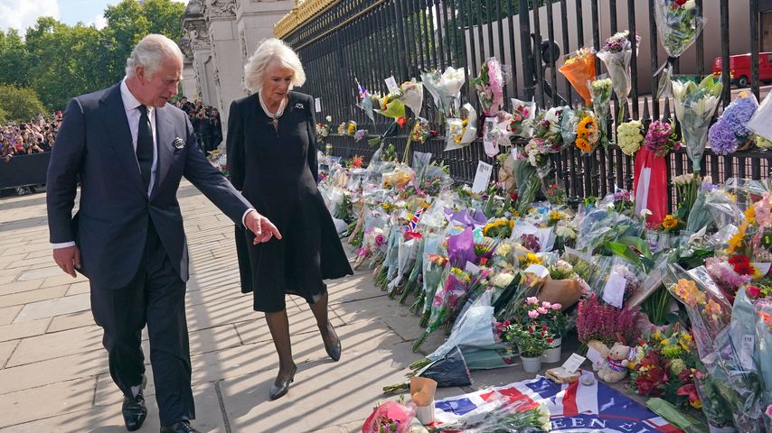 König Charles III. und seine Frau Camilla vor dem Buckingham Palace