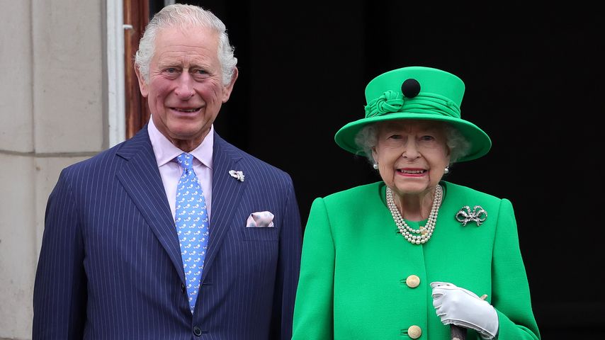 König Charles III. und seine Mutter, Queen Elizabeth II. im Juni 2022