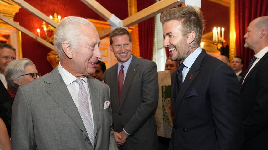 König Charles III im Gespräch mit David Beckham bei den King's Foundation Awards in St James’s Palace, London