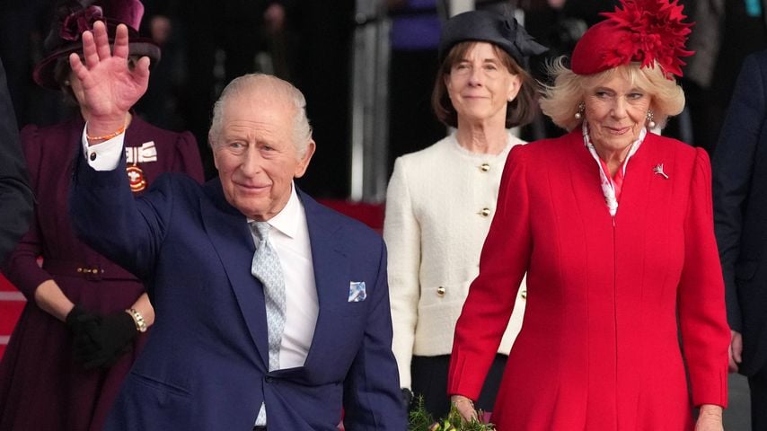 König Charles III. und Königin Camilla verlassen die feierliche Eröffnung des siebten Senedd in Cardiff