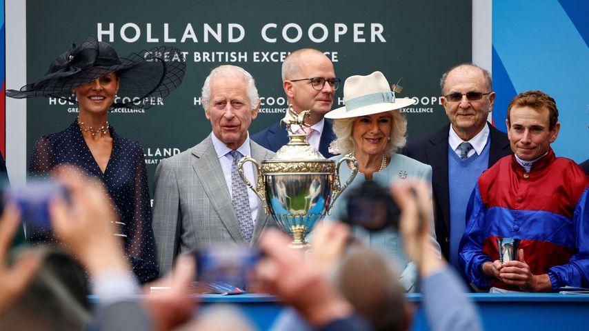 König Charles und Camilla strahlen bei Pferderennen in Epsom