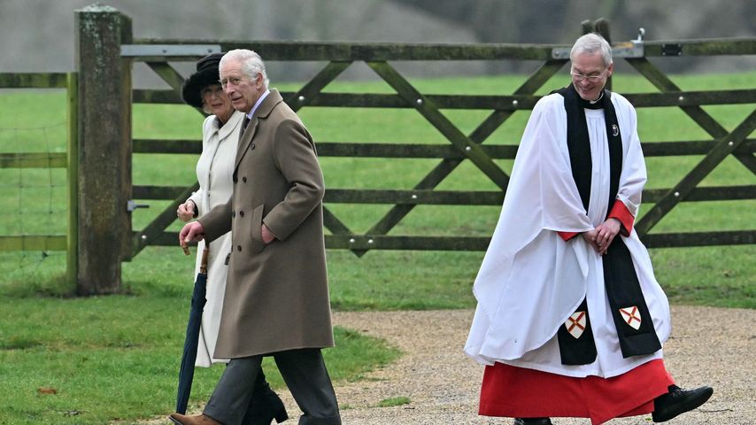 König Charles, Königin Camilla und ein Pfarrer