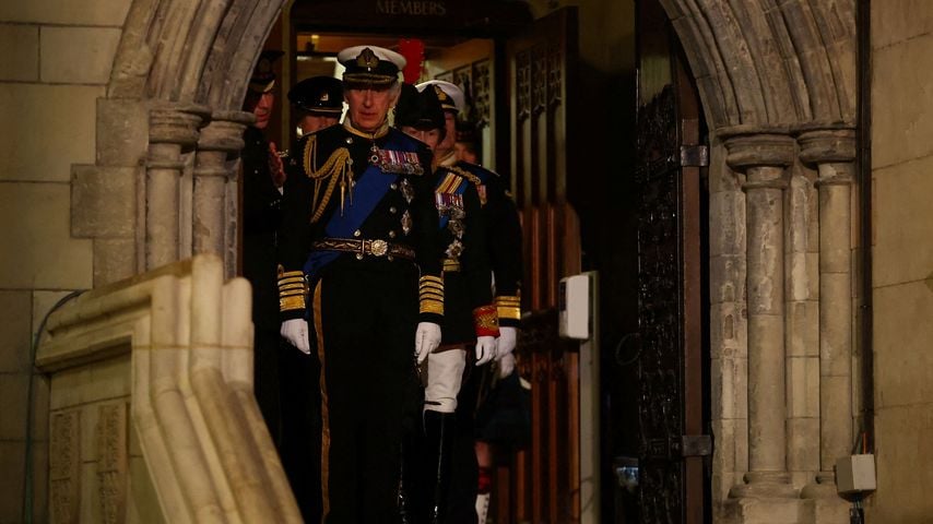 König Charles kommt in der Westminster Hall an