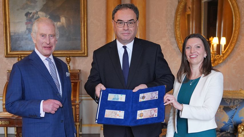 König Charles mit den ersten Geldscheinen seines Porträts