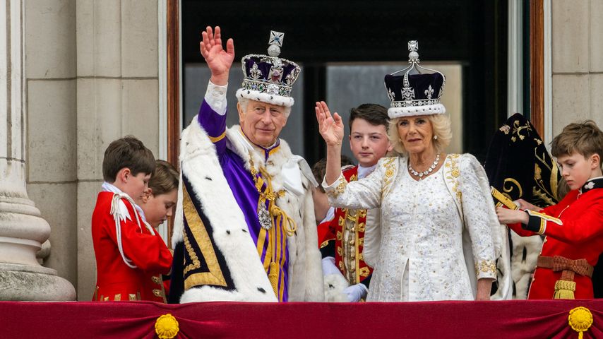 König Charles mit Königsgemahlin Camilla auf dem Balkon vom Buckingham Palace