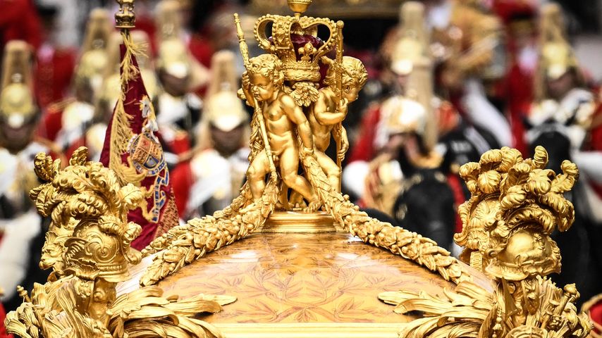 König Charles mit Königsgemahlin Camilla auf dem Weg zum Buckingham Palace
