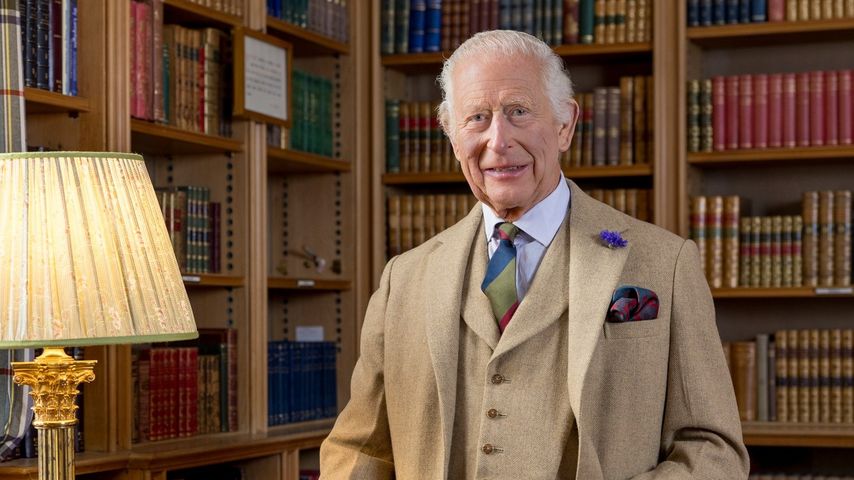 König Charles III. vergoldet Drachenfigur für Palastbesucher