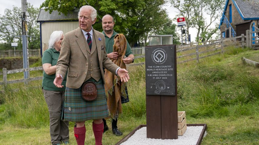 König Charles III. feiert ganz traditionell im Schottenrock!