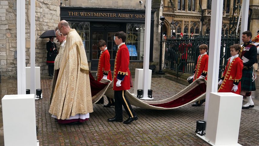 König Charles, Prinz George und Leibwächter Johnny Thompson vor der Krönungszeremonie