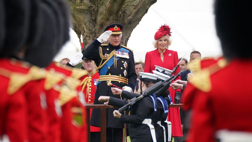 König Charles mit Camilla bei einer Zeremonie, April 2023