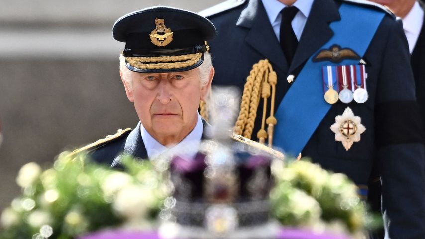 König Charles vor dem Sarg seiner Mutter