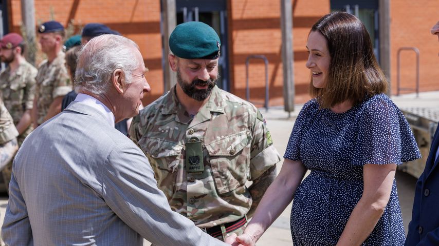 König Charles trifft britische Soldaten und ihre Familien