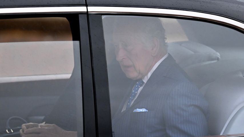 Sichtlich nervös: König Charles fährt zum Buckingham Palace!