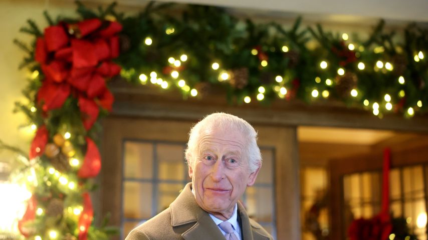 König Charles vor einem geschmückten Türrahmen bei der "Crafts at Christmas"-Veranstaltung