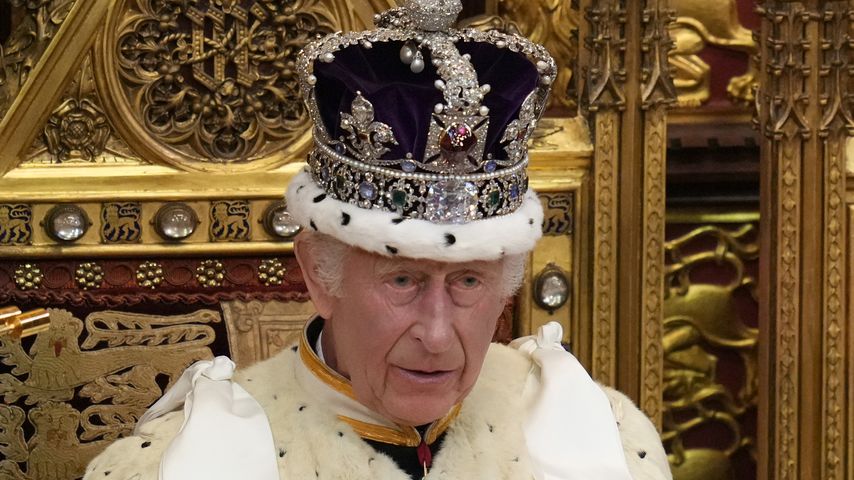 Patzer: König Charles kämpft bei Zeremonie mit seiner Robe