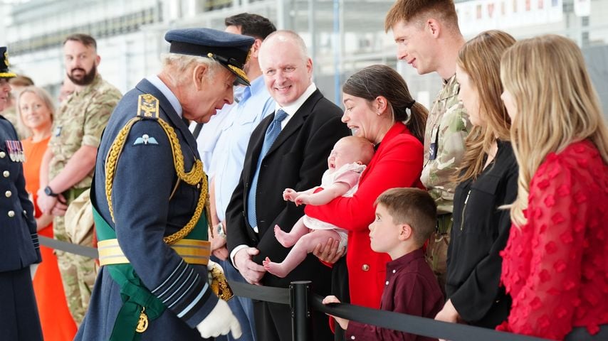 Süß: König Charles versucht ein weinendes Baby zu beruhigen