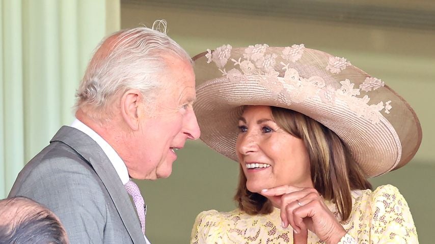 König Charles und Carole Middleton schäkern beim Royal Ascot