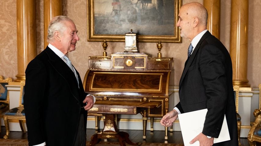 König Charles und der italienische Botschafter Inigo Lambertini im Dezember 2022