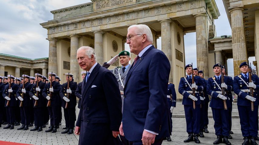König Charles und Frank-Walter Steinmeier vor dem Brandenburger Tor im März 2023
