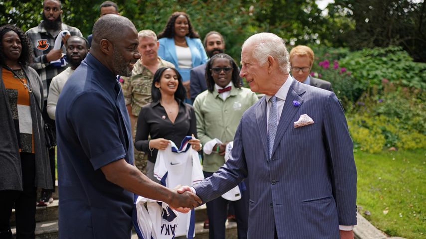 König Charles und Idris Elba im Juli 2024