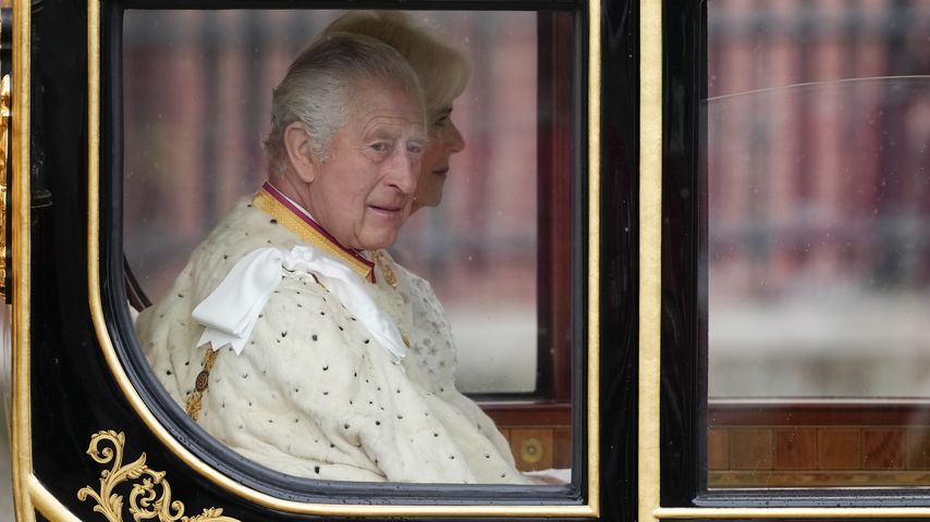 In goldener Kutsche: Das Königspaar auf dem Weg zur Krönung