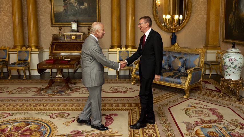 König Charles und Lettlands Präsident Edgars Rinkēvičs im Buckingham Palace