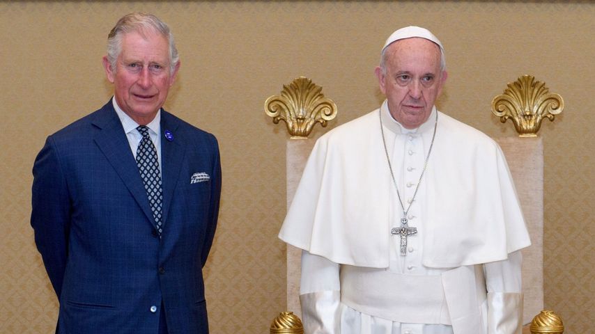 Flaggen auf halbmast: König Charles ehrt Papst Franziskus I.