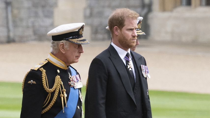 König Charles mit Prinz Harry bei der Beerdigung der Queen