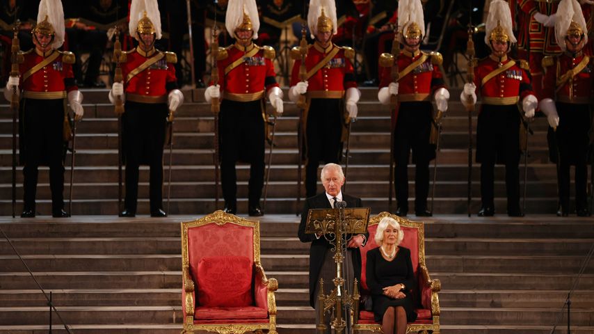 König Charles und Camilla in der Westminster Hall