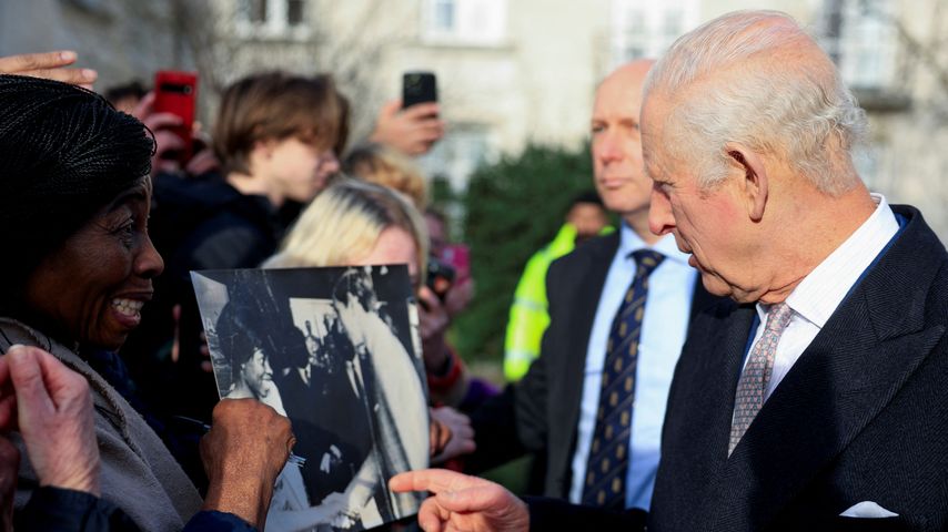 König Charles unterhält sich während eines Besuchs in der Waltham Forest Town Hall in London, 2024