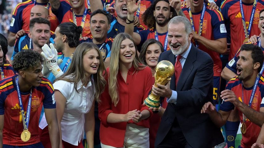 König Felipe feiert mit Lamine Yamal, Prinzessin Leonor, Prinzessin Sofía und Königin Letizia Spaniens WM-Triumph 2026